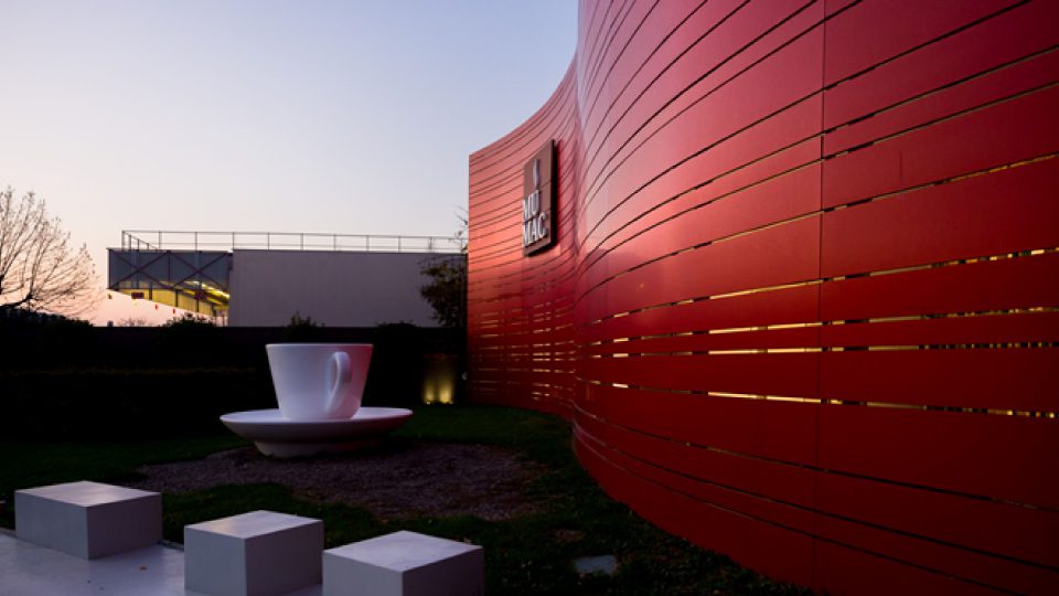 Celebrazione degli 80 anni di FAEMA al MUMAC durante HOST 2025, con mostra e presentazione del catalogo dedicate alla storia e al design delle macchine per caffè italiane.